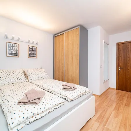 Cozy 2bdrm Apartment